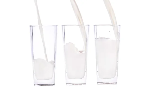 Häll ett glas mjölk — Stockfoto