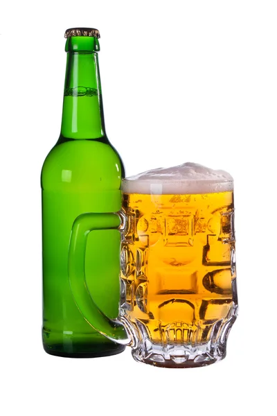 En mugg av öl, en flaska öl — Stockfoto
