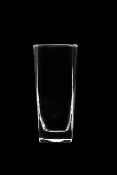 Leeg glas op een zwarte achtergrond. — Stockfoto