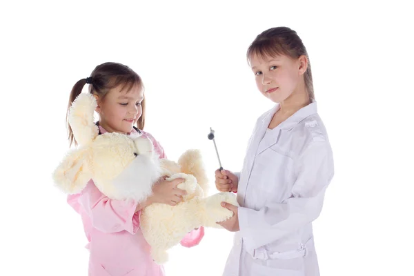 Menina, um médico, a criança, brinquedo de coelho — Fotografia de Stock
