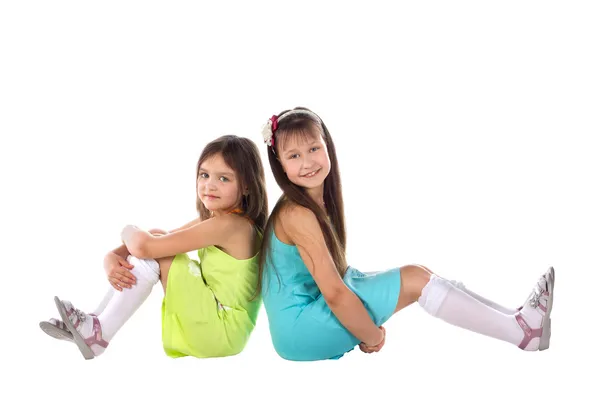 Ein Kind, zwei Mädchen sitzen da. — Stockfoto
