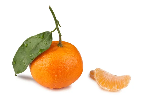 Mandarine mit Blatt und Kante — Stockfoto