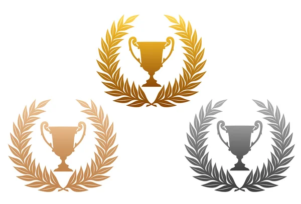 Altın, gümüş ve bronz kupa ile taçlar defne — Stok Vektör