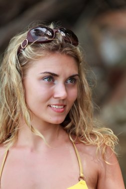 bikini ve gözlük güzel kadın