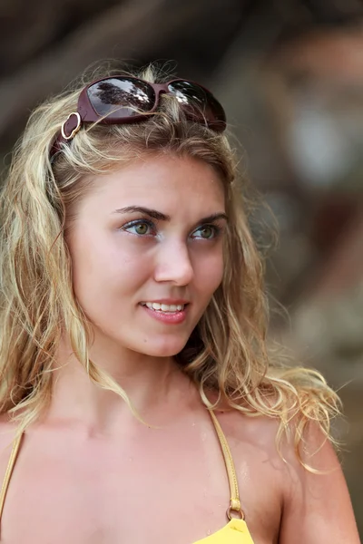 bikini ve gözlük güzel kadın