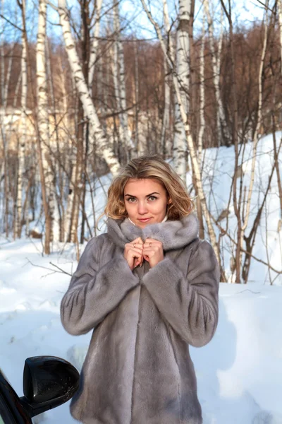 Žena v zimní oblečení — Stock fotografie