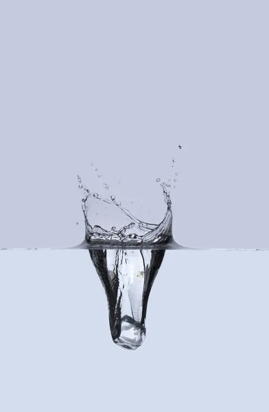 Cubo helado caer en el agua — Foto de Stock