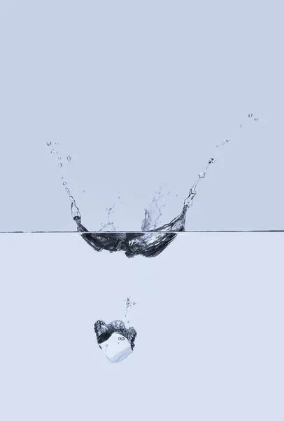 Iced kub droppe i vattnet — Stockfoto