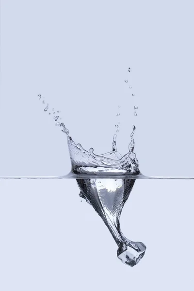 Cubo helado caer en el agua — Foto de Stock