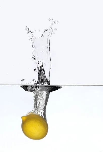 Lemon drop into the water — Stock Photo, Image