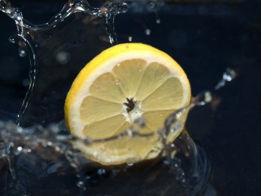 Limonlu suya düşen