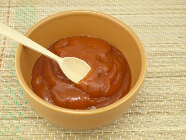 De lepel typen ketchup — Stockfoto