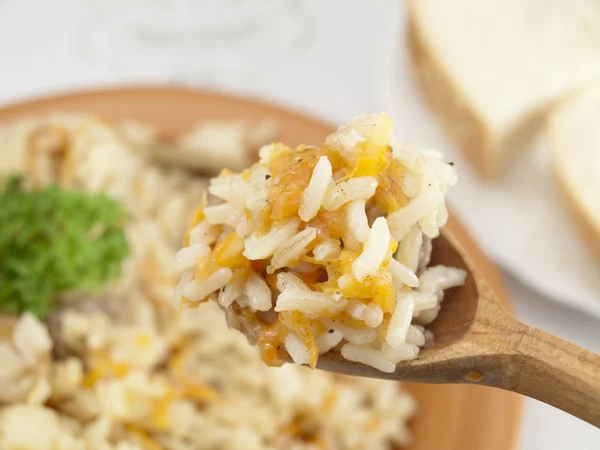 Cucchiaio pieno di riso bollito — Foto Stock