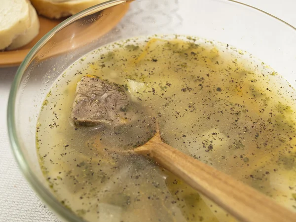 Тарелка супа на столе — стоковое фото