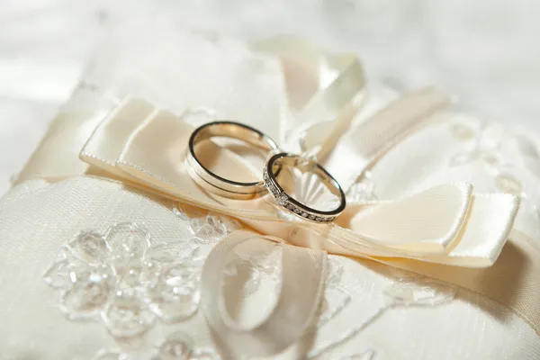 Hermosos anillos de boda — Foto de Stock