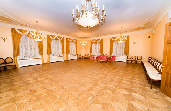 Зал в Малпилсском поместье готов к свадебной церемонии — стоковое фото