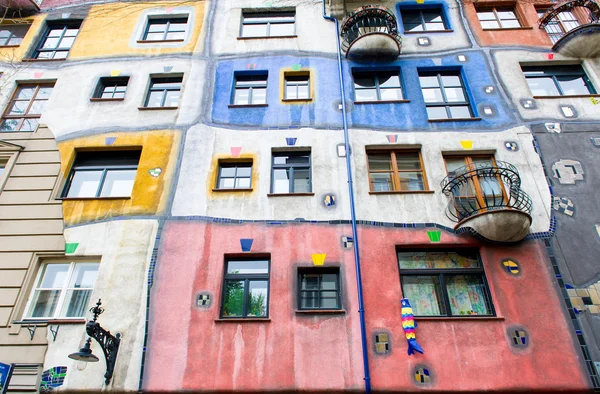 Het Hundertwasser Huis in Wenen, Oostenrijk — Stockfoto