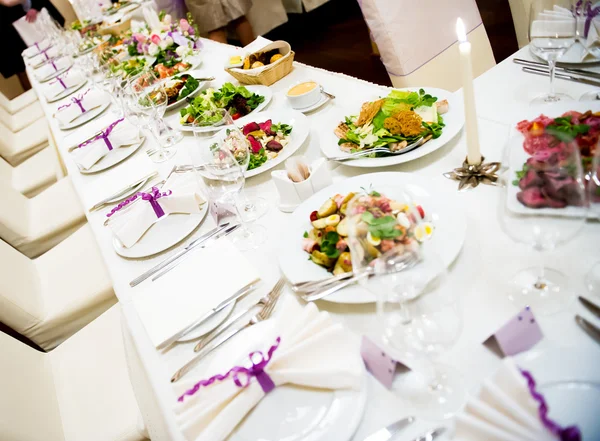 Cenário de mesa de banquete de luxo no restaurante — Fotografia de Stock