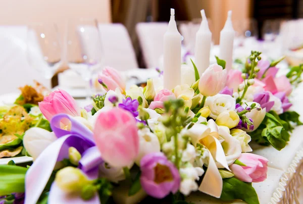 Свадебное оформление с цветами и свечами — стоковое фото