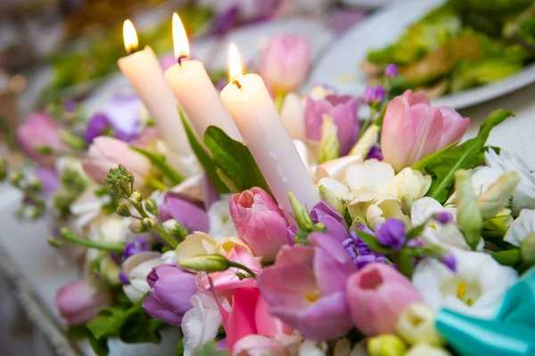 Bruiloft decoratie met bloemen en kaarsen — Stockfoto