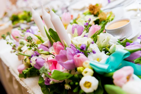 Décoration de mariage avec des fleurs et des bougies — Photo