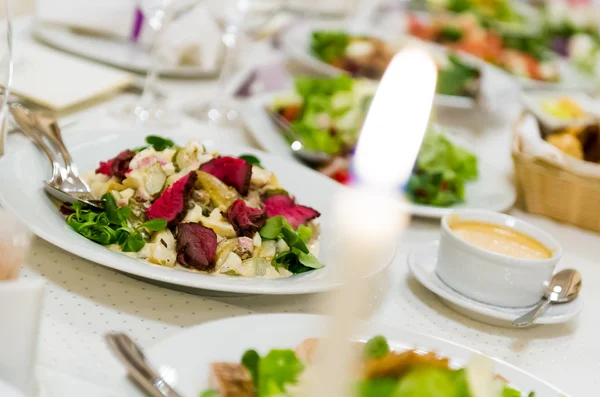 Ajuste de mesa de banquete de lujo en restaurante —  Fotos de Stock