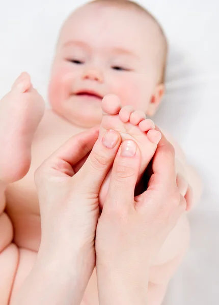 Mãe massageando seu bebê menina — Fotografia de Stock