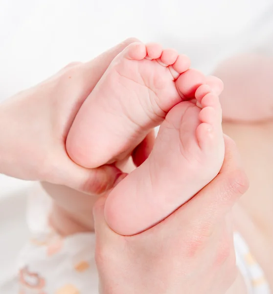 Pies de bebé en las manos de mamá —  Fotos de Stock