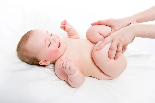 Moeder haar meisje van de baby masseren — Stockfoto