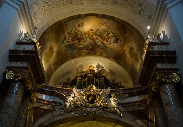 Binnenkant van de St. Charles kerk (Karlskirche) in Wenen — Stockfoto