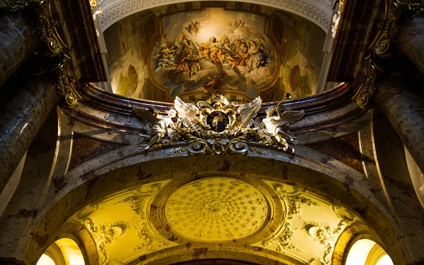Wewnątrz kościoła St. Charles (Karlskirche) w Wiedniu — Zdjęcie stockowe