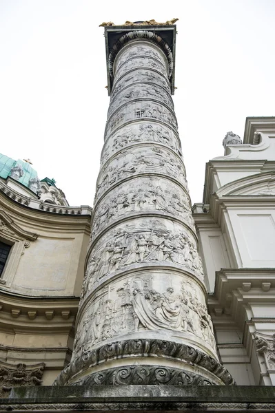 Coluna da Igreja de São Carlos (Karlskirche), Viena — Fotografia de Stock