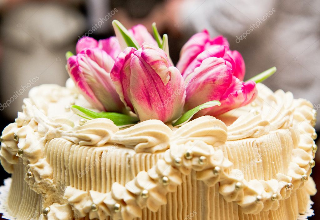 Wedding cake decorated with pink tulips