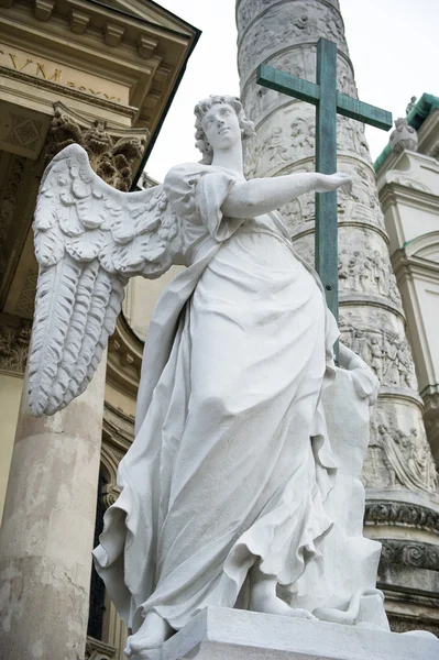 Anioł statua schludny st. charles Kościoła (karlskirche), rodzinnie — Zdjęcie stockowe