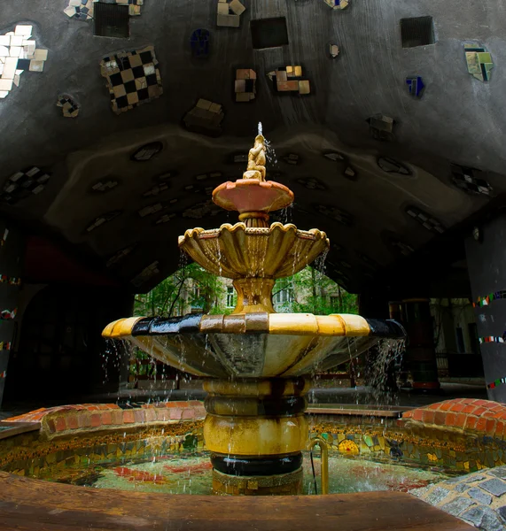 Fountain at the Hundertwasser House, Vienna — Stock Photo, Image