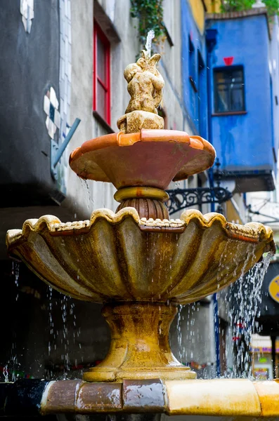 Fontana alla Hundertwasser House di Vienna — Foto Stock
