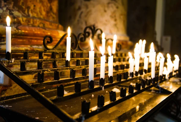 Queimar velas em uma igreja — Fotografia de Stock