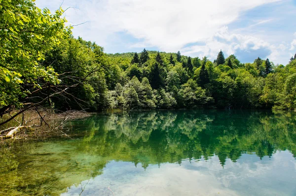 Plitvice झीलों क्रोएशिया में राष्ट्रीय उद्यान, सुंदर परिदृश्य — स्टॉक फ़ोटो, इमेज