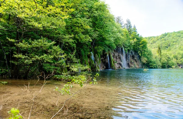 Beautiful waterfall in the Plitvice Lakes National Park in Croat — Stock Photo, Image