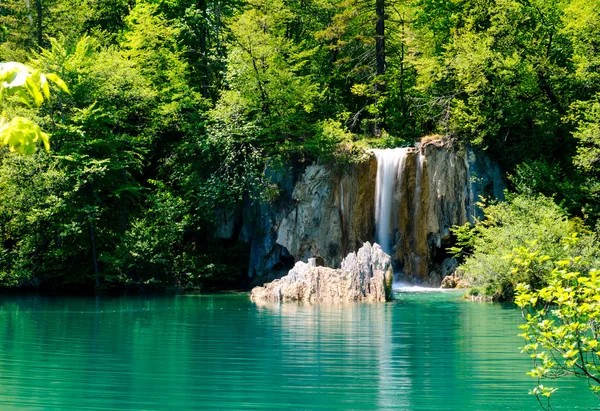 クロアチア語で、プリトヴィツェ湖群国立公園の美しい滝 — ストック写真
