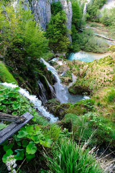 Schöner Wasserfall. Plitvicer Seen Nationalpark in Kroatien — Stockfoto
