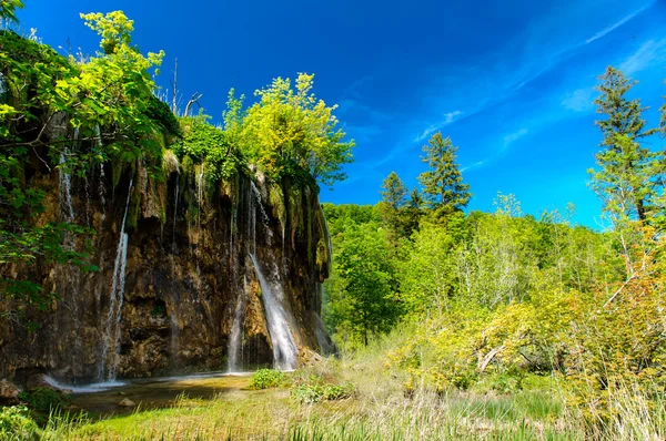 Gyönyörű vízesés, a Plitvicei-tavak Nemzeti Park a horvát — Stock Fotó