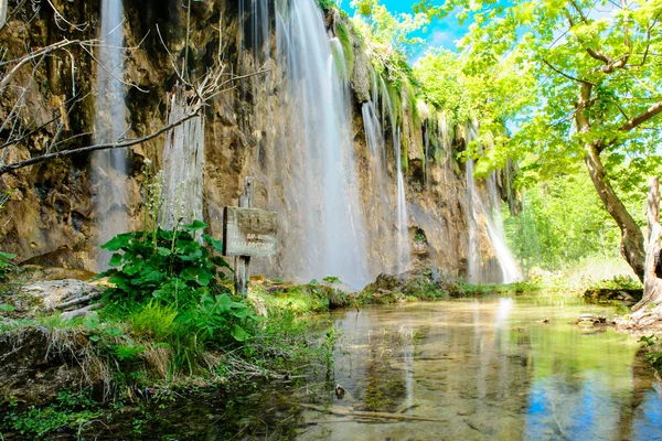 Gyönyörű vízesés, a Plitvicei-tavak Nemzeti Park Horvátországban — Stock Fotó