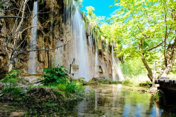 Hermosa cascada en el Parque Nacional de los Lagos Plitvice en Croacia —  Fotos de Stock