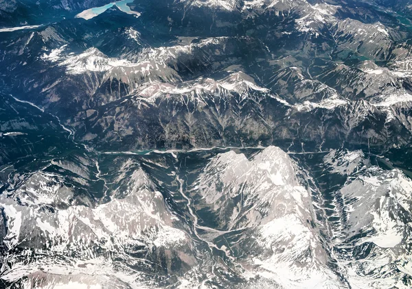 Alpen, Luftaufnahme aus dem Flugzeugfenster — Stockfoto