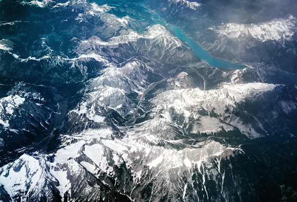Альпы, вид с воздуха из окна самолета — стоковое фото