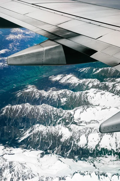 Alpen, Luftaufnahme aus dem Flugzeugfenster — Stockfoto
