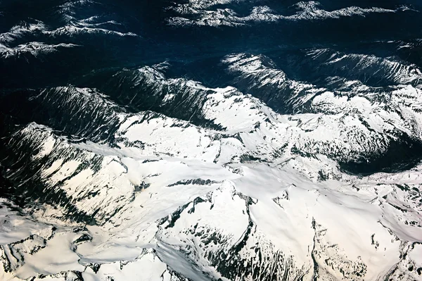 Alpen, vanuit de lucht gezien vanuit het raam van het vliegtuig — Stockfoto