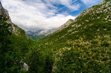 doğal dağ manzarası. Hırvatistan'daki Paklenica Milli Parkı