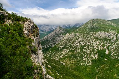 doğal dağ manzarası. Hırvatistan'daki Paklenica Milli Parkı